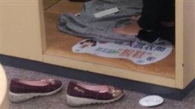 奧客,新衣,試衣間,墊腳,噁心,公德心　圖／翻攝自臉書爆廢公社