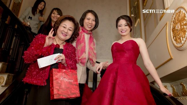妹妹直播超吸睛　最美議員黃嫈珺訂婚