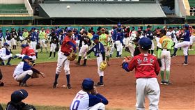 500人傳接球挑戰紀錄失敗（1）2017年第20屆諸羅山盃國際軟式少年棒球邀請賽16日在嘉義市登場，並進行500名少棒選手傳接球，挑戰最多人連續傳接球金氏世界紀錄，但挑戰4次都失敗。中央社記者黃國芳攝　106年12月16日