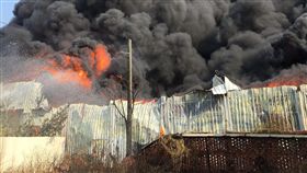 高雄塑膠工廠火警延燒4小時（2）高雄市橋頭區甲樹路一間塑膠工廠24日下午1時許發生火警，警消獲報到場灌救，火勢延燒約4小時後才獲得控制，幸無傳出人員傷亡。中央社記者程啟峰高雄攝　106年10月24日