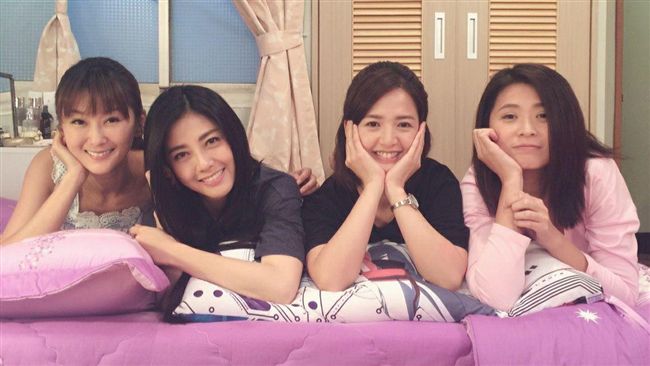 《一家人》四姊妹同框　妹夫露溝搶鏡