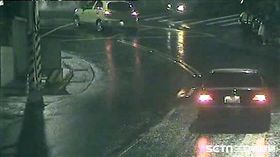 陳童獨自前往士林夜市遊玩，直到深夜才搭公車返家，卻不慎坐過站而迷路，司機發現後報警處理，警方順利聯繫上父親，對方竟說：「我沒空接他，麻煩你們送回！」，令警員不禁直搖頭（翻攝畫面）