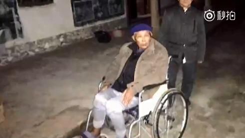 寒夜遺棄坐輪椅老父　不孝女嫌他花錢