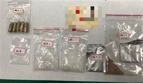 警方在3人身上搜出毒品，更查獲5顆子彈。（圖／翻攝畫面）