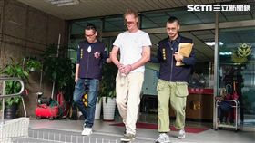 澳洲籍男子卡麥隆前往信義區夜店狂歡，酒後對年輕辣妹伸鹹豬手，還用手刀怒劈對方頭部，甚至比出中指並辱罵三字經，警方獲報趕抵現場，當場將卡麥隆壓制逮捕，全案訊後依性騷擾、傷害及公然侮辱等罪移送法辦（翻攝畫面）