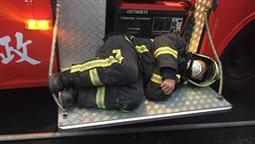 整夜打火後…消防員累癱了！13度低溫蜷曲車踏板上休息
圖/翻攝自爆廢公社