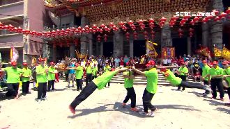 神轎會飛天？扶鑾信眾「騰空飛舞」