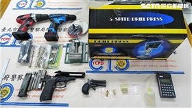 宋男長期失業宅在家中，曾多次向友人亮槍示威，警方懷疑他在家上網自學改槍，日前率隊前往住家逮人，當場起獲安非他命及掌心雷改造手槍，訊後依槍砲及毒品等罪送辦（翻攝畫面）