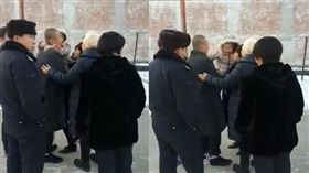 死刑犯李士源伏法前與妻女道別，女兒天真道別「拜拜，爸爸。」讓人心酸。（圖／翻攝微博）