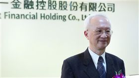 董瑞斌：傾向年底一次提列慶富案呆帳第一金控董事長董瑞斌21日接任，針對慶富案的善後工作，董瑞斌表示，傾向在年底一次提列慶富及關係企業呆帳，讓第一金明年重新開始。中央社記者田裕斌攝  106年11月21日