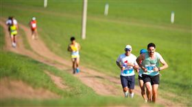 ▲奔馳在蒙古草原的馬拉松賽。（圖／大地旅行社提供）