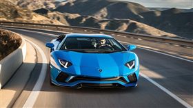 Lamborghini Aventador S有扁扁的車身，鍘刀式車門，還有猛到不行的V12引擎。（圖／翻攝Lamborghini官網）