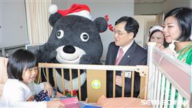 熊讚出耶誕任務，探訪新光醫院病童。（圖／新光醫院提供）