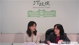 行政院副發言人張秀禎與經濟部商業司司長李鎂說明《公司法》。（記者盧素梅攝）