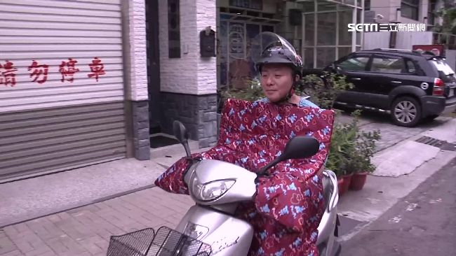 騎車裹棉被上路…方向難控制上路危機