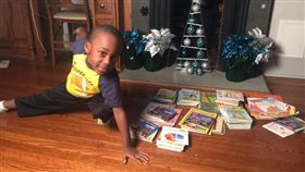 Caleb Green,美國,芝加哥,看書,直播,計畫,小孩,讀書,忍者龜,太空人,書 圖／翻攝自Caleb Green臉書　https://goo.gl/Zg2tqx