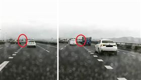 太可怕！今（18）日中午，有網友在南下舊宗路堤頂交流道目擊一輛廂型車疑閃避車輛失控，差點衝出右側護欄，所幸廂型車及時拉回，才沒釀禍。其他網友看到後紛紛直呼，「這技術…頭搖尾擺，飄移境界！」（圖／翻攝自爆料公社）