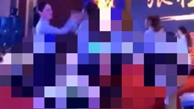 公司讓員工當眾「啪啪啪」／YouTube