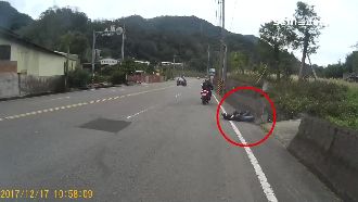 重機過彎不慎自摔亡　驚險過程全都錄