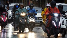北部低溫有雨（1）中央氣象局預報，19日冷空氣影響最明顯，北部、東北部低溫攝氏15至19度且整天溼冷，提醒民眾外出保暖並攜帶雨具，圖為桃園地區騎士雨中行駛。中央社記者施宗暉攝　106年11月19日