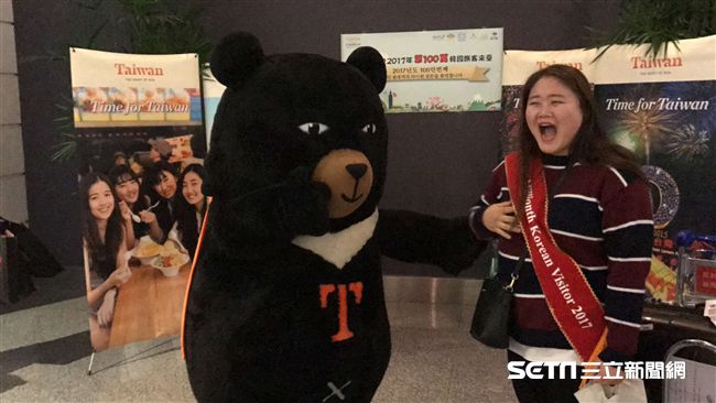 喜迎來台百萬韓國旅客　喔熊接機送禮