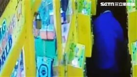 新北市新店區一名32歲陳姓男子，日前凌晨0時許，在新店區永安街一間夾娃娃機店行竊，由於陳嫌使用砂輪機破壞鎖頭，在夜晚巷弄內聲音更為明顯，警方巡邏時發現有異，向前盤查後，發現陳姓男子竟趁夜深人靜時電動砂輪機破壞娃娃機的鎖頭，當場將陳男帶回偵辦，並痛斥陳男：「你膽子很大，敢這樣偷東西！」