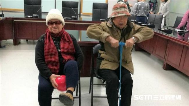 車禍腳受傷　8旬嬤靠「傳球」治好了