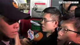 新黨青年委員會召集人王炳忠疑涉犯《國安法》，今天清晨6時許檢警持搜索票登門查緝，歷經4.5小時的搜索行動後，王炳忠被調查局幹員帶離萬華住家，並直接前往新店調查站偵訊（楊忠翰攝）