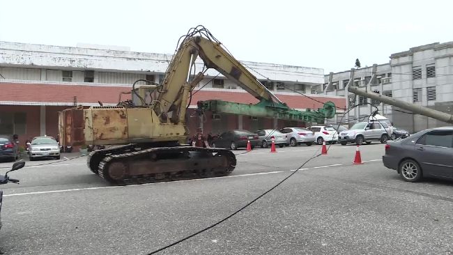 好衰！怪手行經路口扯電線 小客車路邊停慘被電桿砸毀 | 社會 | 三立新聞網 SETN.COM
