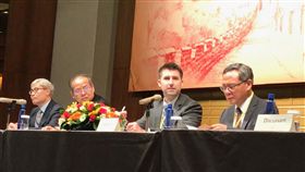 易思安：華府應逐步實現與台外交正常化美國華府智庫2049計畫研究所研究員易思安（右2）16日表示，華府應該審慎考量政策，並開始改善與台北的雙邊關係，逐步實現與台灣的外交關係正常化，以在中國企圖打壓或接收（takeover）時保護台灣。中央社記者繆宗翰攝　106年11月16日