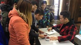 重慶一家火鍋店招募員工，只要能吃多辣薪水就越高，引起話題。（圖／翻攝adventurer_Lori微博）