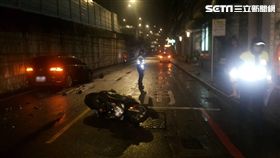 新北市新店區昨天晚上發生一起死亡車禍，一名26歲蔡姓台大博士生遭30歲楊姓駕駛的小客車逆向撞上，人被噴飛後倒地，由於蔡姓博士生胸腔出血、身上有多處骨折，送搶救後醫仍宣告不治。死亡的蔡姓博士生遺體今天進行相驗，蔡男的父母見到兒子的遺體不斷在醫院啜泣，哭喊：「你快醒醒啊！」難以接受兒子已成一具冰冷的遺體，場面相當悲悽。