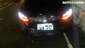 新北市新店區昨天晚上發生一起死亡車禍，一名26歲蔡姓台大博士生遭30歲楊姓駕駛的小客車逆向撞上，人被噴飛後倒地，由於蔡姓博士生胸腔出血、身上有多處骨折，送搶救後醫仍宣告不治。死亡的蔡姓博士生遺體今天進行相驗，蔡男的父母見到兒子的遺體不斷在醫院啜泣，哭喊：「你快醒醒啊！」難以接受兒子已成一具冰冷的遺體，場面相當悲悽。