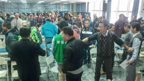 國土計畫座談會　台南沿海居民抗議台南市政府都發局19日在將軍區公所舉辦「擬定台南市國土計畫」座談會，居民火爆抗議，還有人將桌子掀翻表達不滿，會議草草結束。中央社記者楊思瑞攝　106年12月19日