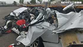 桃園市八德的林男開車載著張妻及小女兒出遊，遭對向拖板車迎面撞上後不幸喪命，檢方判定是因爆胎造成的車禍，林男大姊至監察院遞交陳訴書，指出高雄監理站放任無牌曳引車上路才是車禍元兇（翻攝畫面）