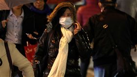 入夜氣溫低（2）受強烈大陸冷氣團影響，中央氣象局指出，18日各地氣溫雖微幅回升，但均溫仍偏低、水氣仍多，台北入夜後依然飄著雨，提醒民眾外出注意保暖防寒。中央社記者張皓安攝　106年12月18日