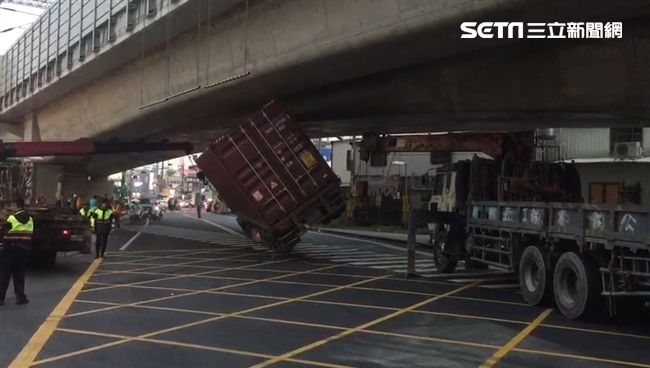 貨櫃車卡橋墩…司機：太遵守交通規則