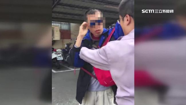 男上公車「猛刷卡」　司機奔警局報案