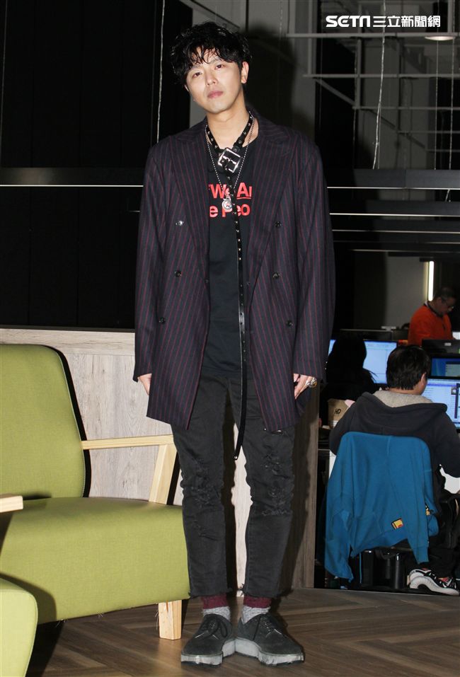 小鬼黃鴻升上「安安大明星」直播宣傳專輯。（記者邱榮吉/攝影）