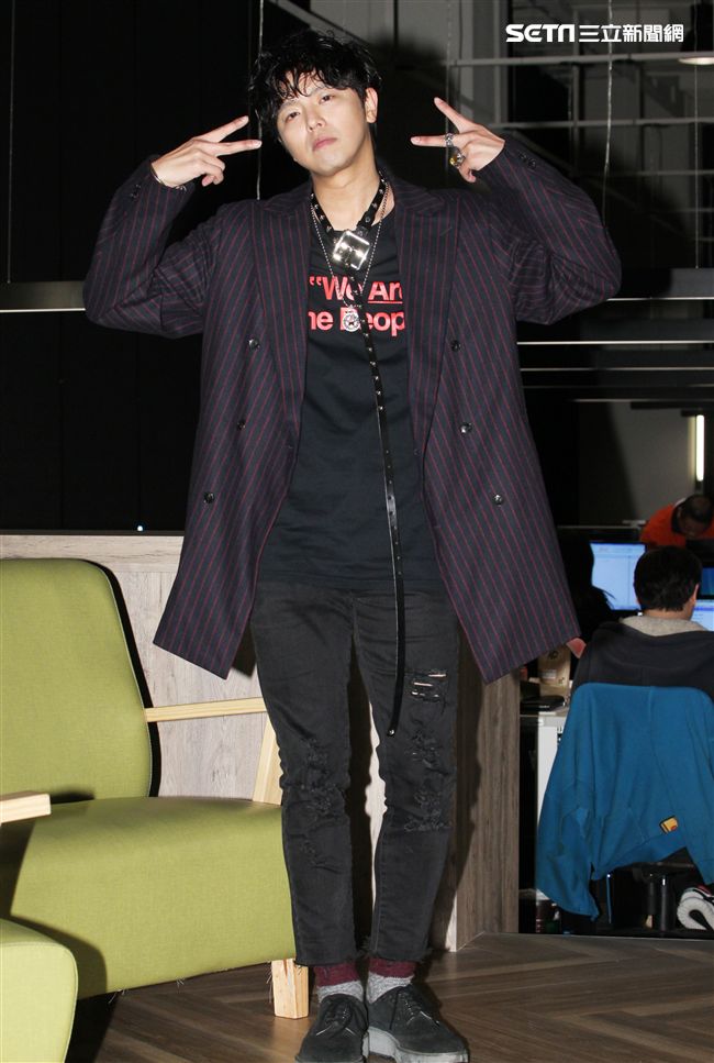 小鬼黃鴻升上「安安大明星」直播宣傳專輯。（記者邱榮吉/攝影）