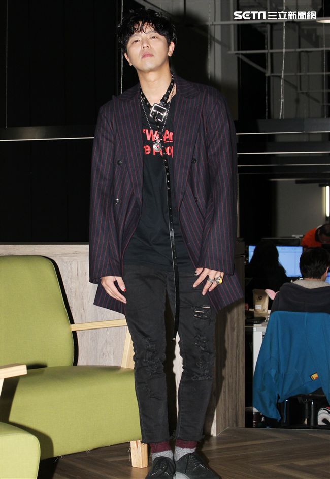 小鬼黃鴻升上「安安大明星」直播宣傳專輯。（記者邱榮吉/攝影）