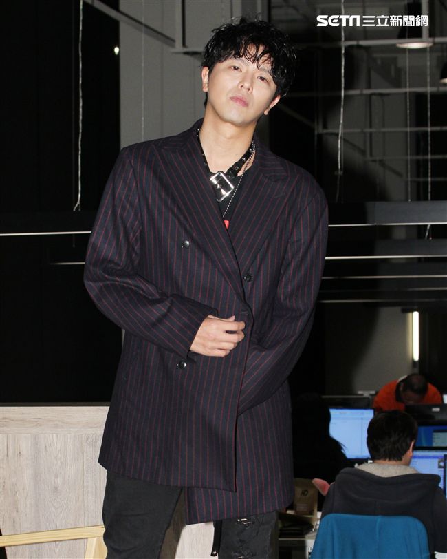 小鬼黃鴻升上「安安大明星」直播宣傳專輯。（記者邱榮吉/攝影）