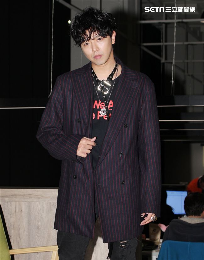 小鬼黃鴻升上「安安大明星」直播宣傳專輯。（記者邱榮吉/攝影）