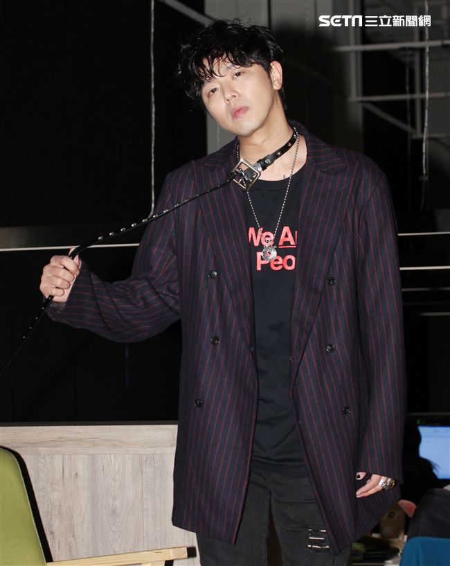 小鬼黃鴻升上「安安大明星」直播宣傳專輯。（記者邱榮吉/攝影）