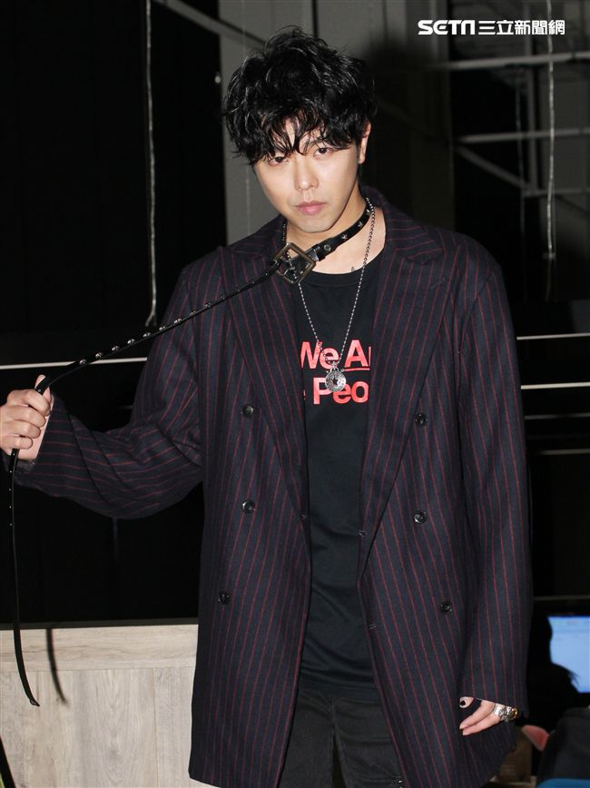 小鬼黃鴻升上「安安大明星」直播宣傳專輯。（記者邱榮吉/攝影）