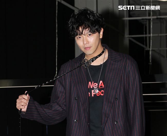 小鬼黃鴻升上「安安大明星」直播宣傳專輯。（記者邱榮吉/攝影）