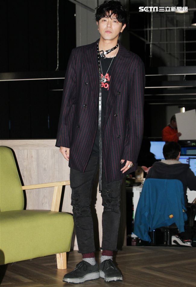 小鬼黃鴻升上「安安大明星」直播宣傳專輯。（記者邱榮吉/攝影）