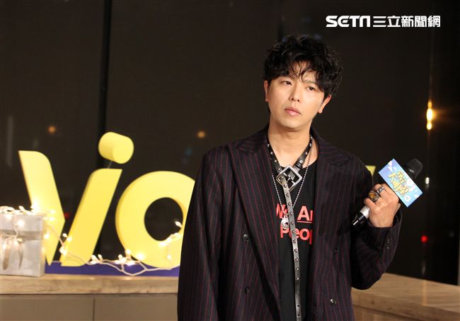 小鬼黃鴻升上「安安大明星」直播宣傳專輯。（記者邱榮吉/攝影）