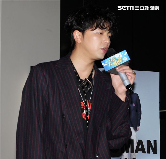 小鬼黃鴻升上「安安大明星」直播宣傳專輯。（記者邱榮吉/攝影）