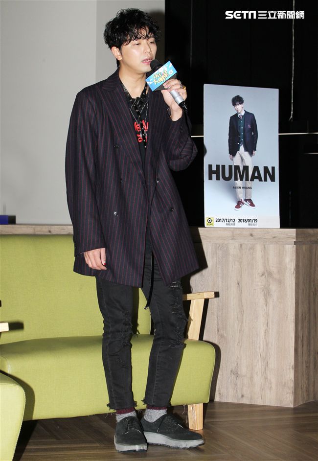 小鬼黃鴻升上「安安大明星」直播宣傳專輯。（記者邱榮吉/攝影）